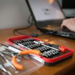 Técnico de informática da M2 Tecnologia localizada no belenzinho, reparando computador notebook em São Paulo no bairro do Tatuapé zona leste