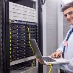 Tecnico de informatica de empresa de manutenção de computadores realizando a manutneção de um computador no parque Novo Mundo Zona Leste
