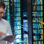Técnico de informática da M2 Tecnologia localizada no belenzinho, reparando computador notebook em São Paulo no bairro da vila Mariana em São Paulo Sp