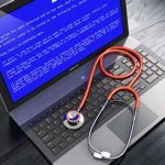 Técnico de informática da M2 Tecnologia localizada no belenzinho, reparando computador notebook em São Paulo no bairro do Tatuapé zona leste