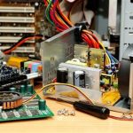 Técnico de informática da M2 Tecnologia localizada no belenzinho, reparando computador notebook em São Paulo no bairro da República, região central de São Paulo