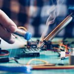 Técnico de informática da M2 Tecnologia localizada no belenzinho, reparando computador notebook em São Paulo no bairro do Tatuapé zona leste