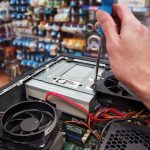 Técnico de informática da M2 Tecnologia localizada no belenzinho, reparando computador notebook em São Paulo no bairro do Tatuapé zona leste
